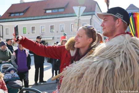 Kamnik so obiskali koranti iz Zamušanov pri Ptuju in v mestno jedro privabili nepregledno množico, željno ogleda tradicionalne pustne šege (69)